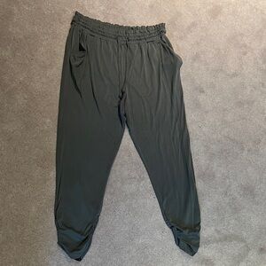 Large green American Eagle joggers capri length.